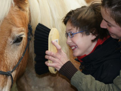 Benjamin fait de l'équitation adaptée